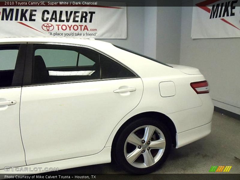 Super White / Dark Charcoal 2010 Toyota Camry SE