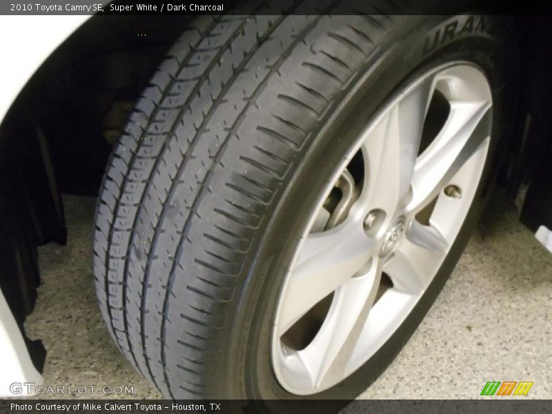 Super White / Dark Charcoal 2010 Toyota Camry SE