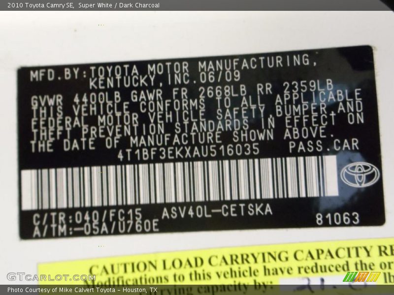 Super White / Dark Charcoal 2010 Toyota Camry SE