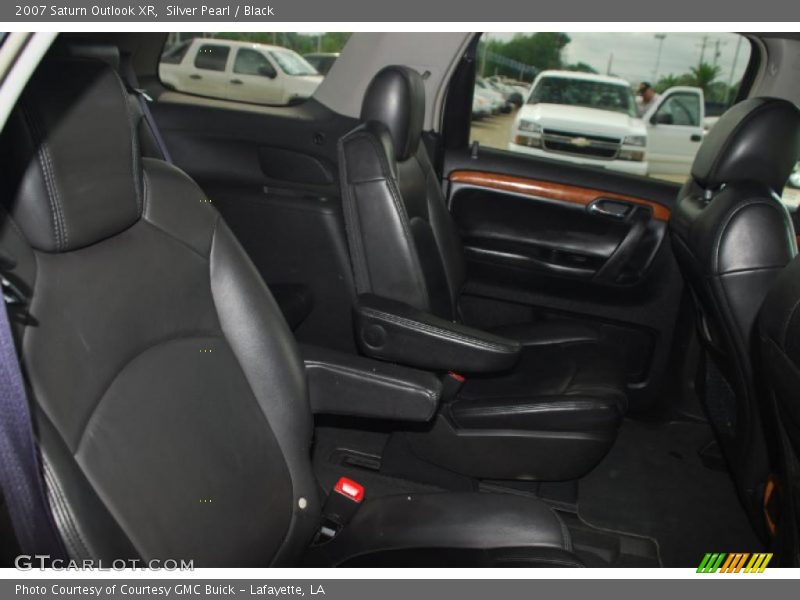 Silver Pearl / Black 2007 Saturn Outlook XR