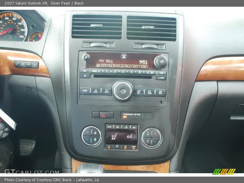 Silver Pearl / Black 2007 Saturn Outlook XR