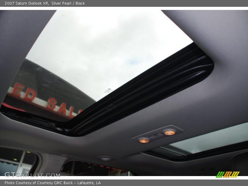 Silver Pearl / Black 2007 Saturn Outlook XR