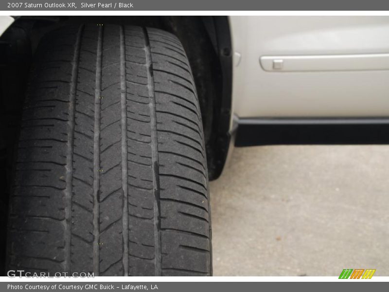 Silver Pearl / Black 2007 Saturn Outlook XR