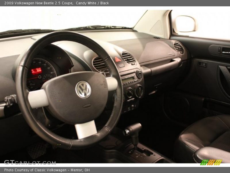 Candy White / Black 2009 Volkswagen New Beetle 2.5 Coupe