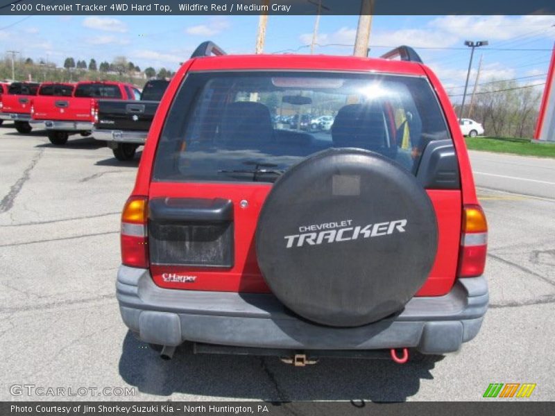 Wildfire Red / Medium Gray 2000 Chevrolet Tracker 4WD Hard Top