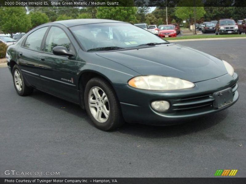 Front 3/4 View of 2000 Intrepid ES