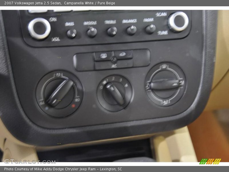 Campanella White / Pure Beige 2007 Volkswagen Jetta 2.5 Sedan