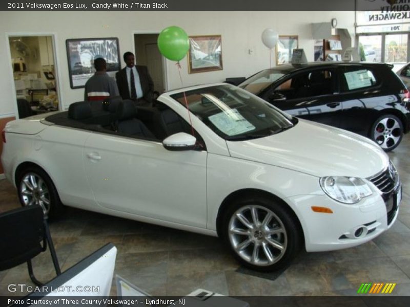Candy White / Titan Black 2011 Volkswagen Eos Lux