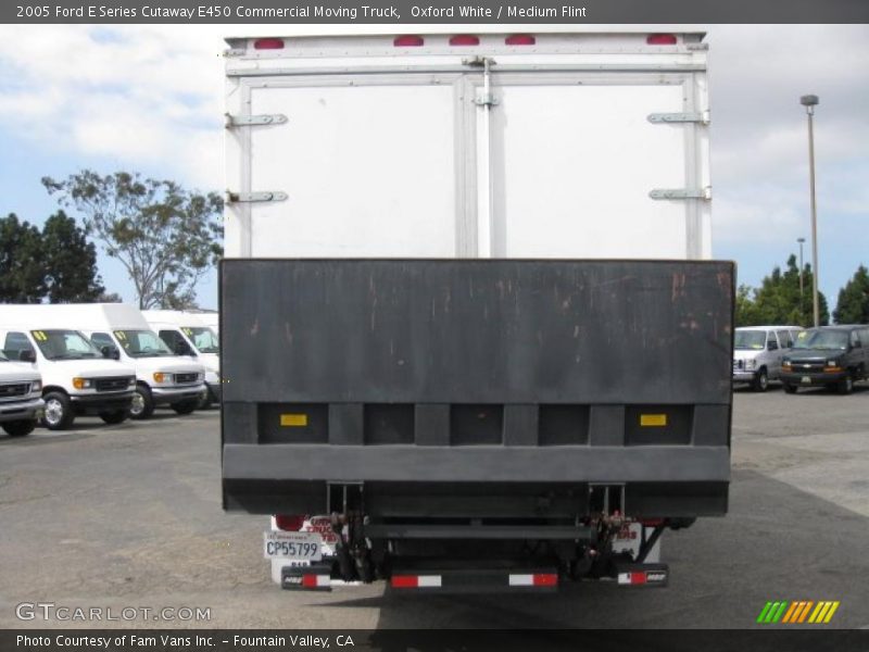 Oxford White / Medium Flint 2005 Ford E Series Cutaway E450 Commercial Moving Truck