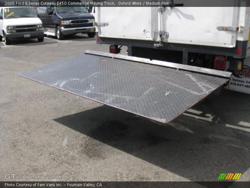 Oxford White / Medium Flint 2005 Ford E Series Cutaway E450 Commercial Moving Truck