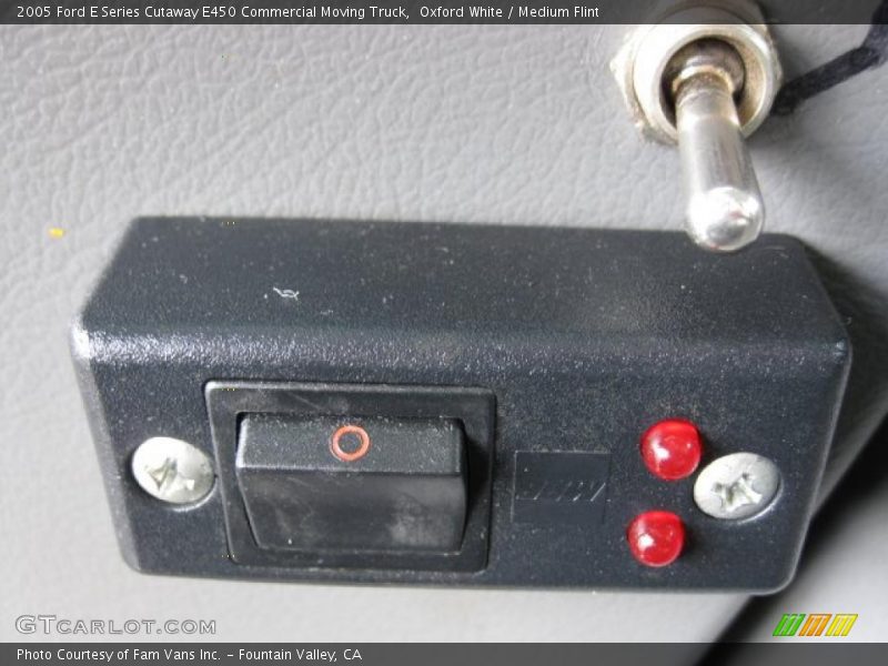 Oxford White / Medium Flint 2005 Ford E Series Cutaway E450 Commercial Moving Truck