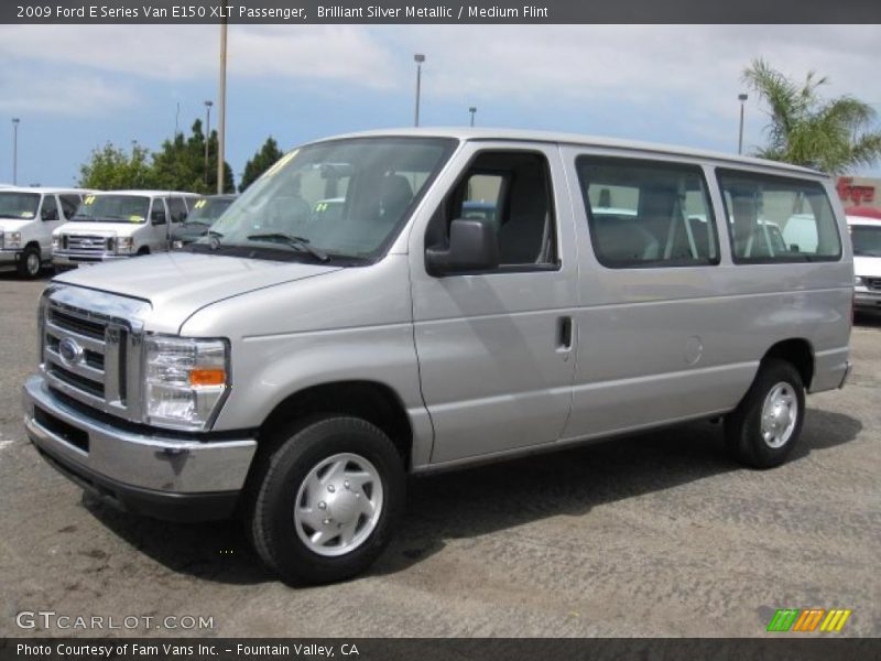 Front 3/4 View of 2009 E Series Van E150 XLT Passenger