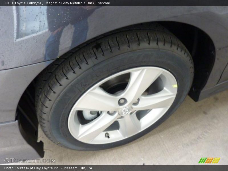 Magnetic Gray Metallic / Dark Charcoal 2011 Toyota Camry SE