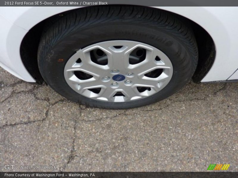 Oxford White / Charcoal Black 2012 Ford Focus SE 5-Door