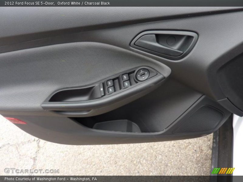 Oxford White / Charcoal Black 2012 Ford Focus SE 5-Door
