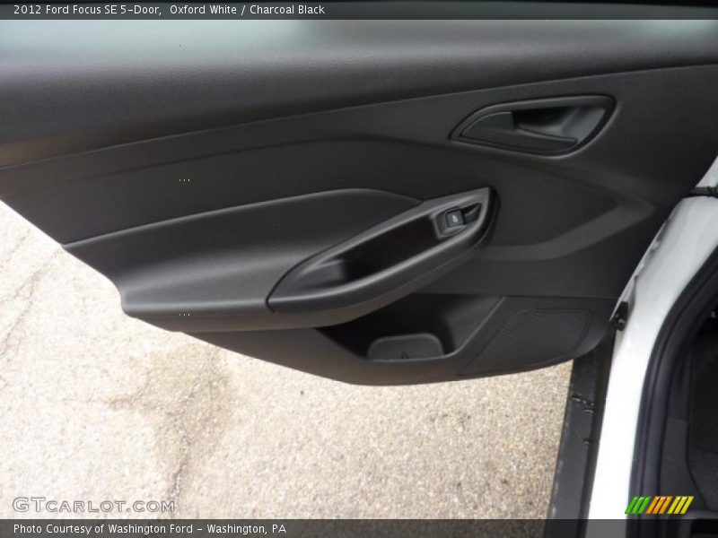 Oxford White / Charcoal Black 2012 Ford Focus SE 5-Door