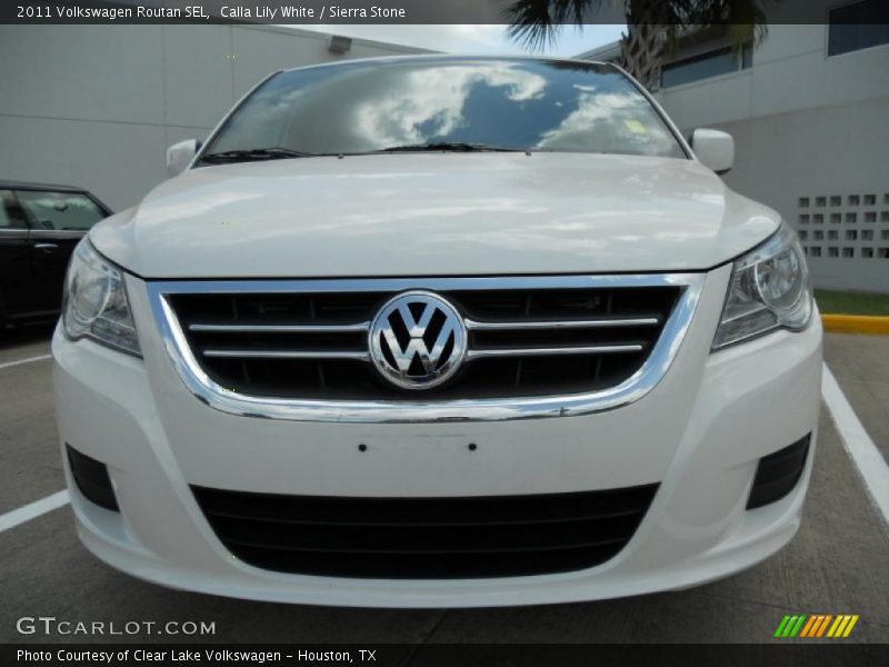 Calla Lily White / Sierra Stone 2011 Volkswagen Routan SEL