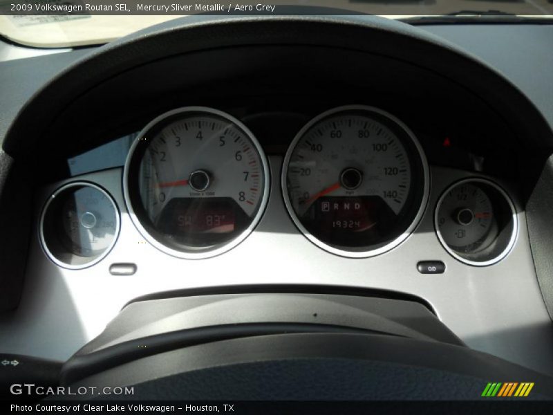 Mercury Sliver Metallic / Aero Grey 2009 Volkswagen Routan SEL