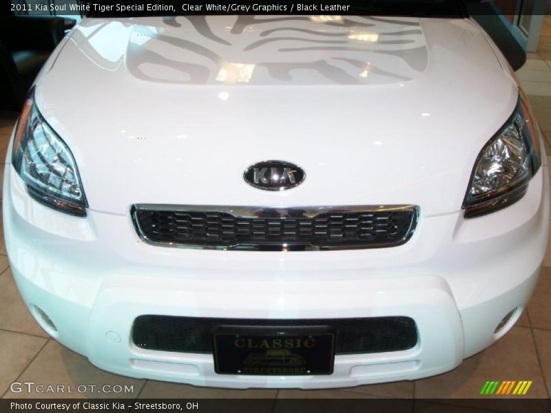 Clear White/Grey Graphics / Black Leather 2011 Kia Soul White Tiger Special Edition