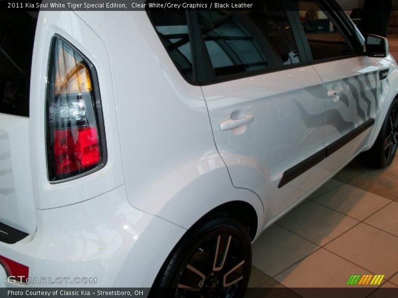 Clear White/Grey Graphics / Black Leather 2011 Kia Soul White Tiger Special Edition