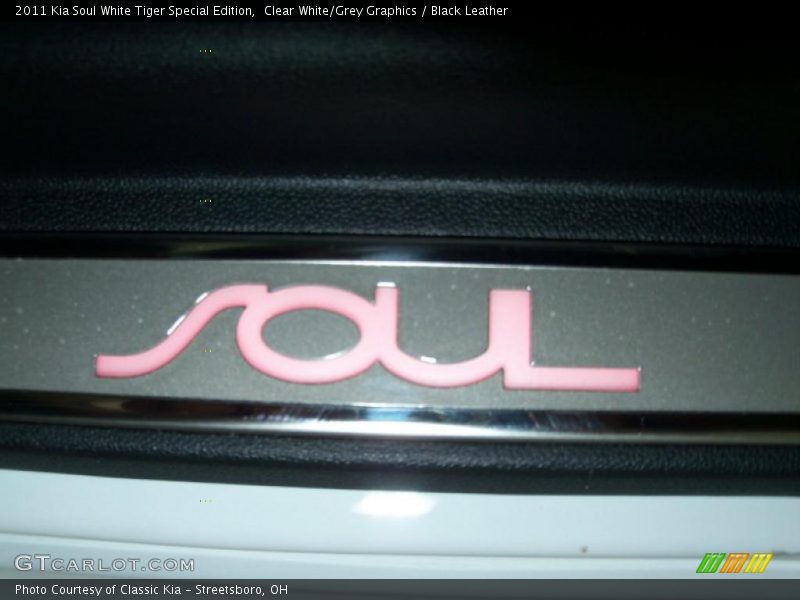 Clear White/Grey Graphics / Black Leather 2011 Kia Soul White Tiger Special Edition