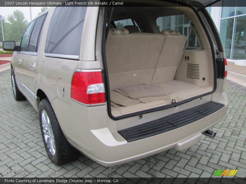  2007 Navigator Ultimate Trunk