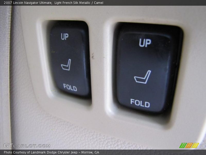 Controls of 2007 Navigator Ultimate