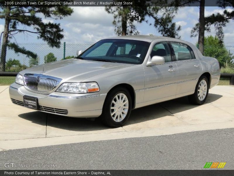 Front 3/4 View of 2006 Town Car Signature