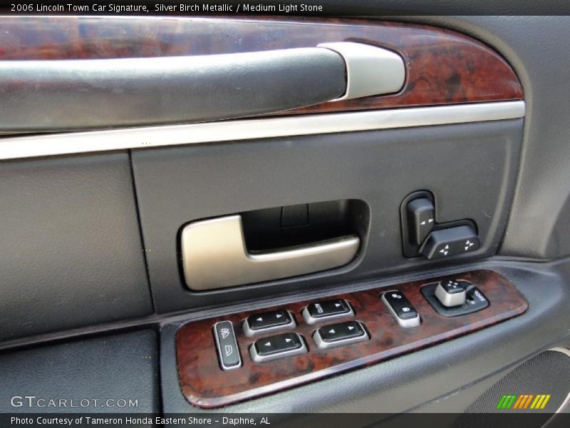 Controls of 2006 Town Car Signature
