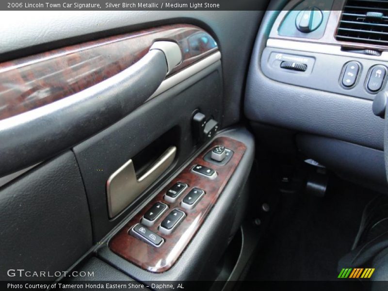 Controls of 2006 Town Car Signature