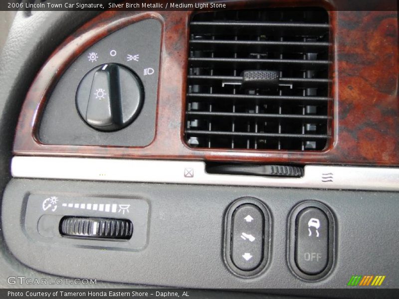 Controls of 2006 Town Car Signature