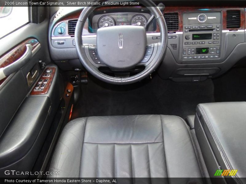  2006 Town Car Signature Medium Light Stone Interior