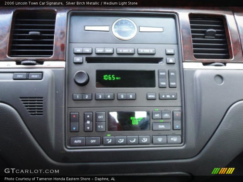 Controls of 2006 Town Car Signature