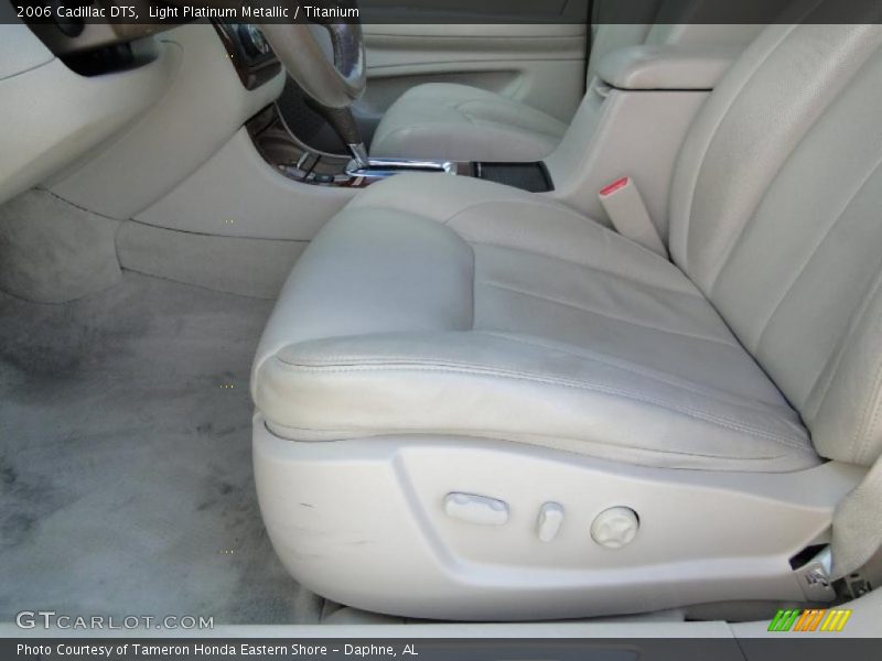 Light Platinum Metallic / Titanium 2006 Cadillac DTS