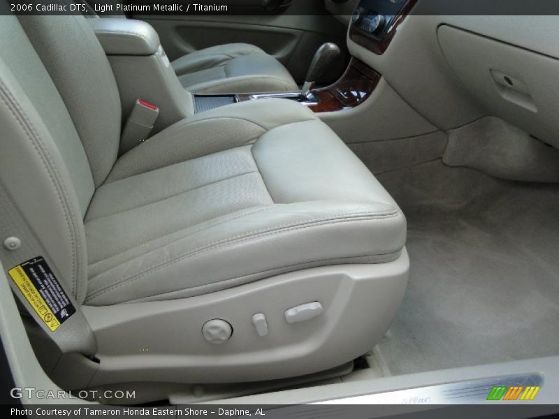 Light Platinum Metallic / Titanium 2006 Cadillac DTS