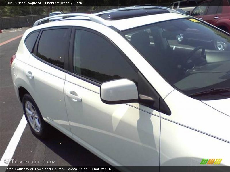Phantom White / Black 2009 Nissan Rogue SL