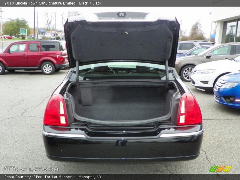  2010 Town Car Signature Limited Trunk