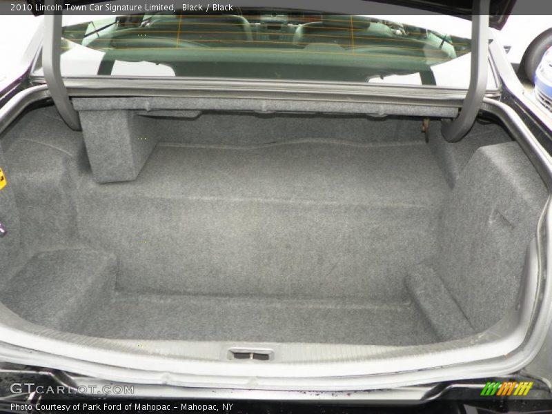 Black / Black 2010 Lincoln Town Car Signature Limited