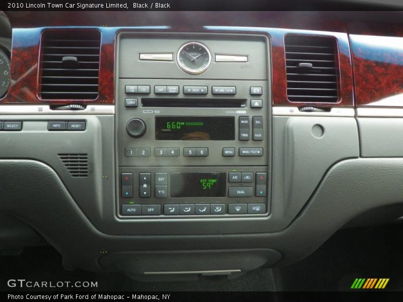 Controls of 2010 Town Car Signature Limited
