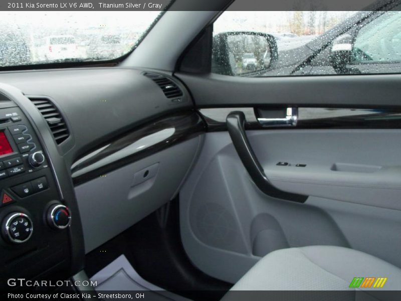 Titanium Silver / Gray 2011 Kia Sorento LX V6 AWD