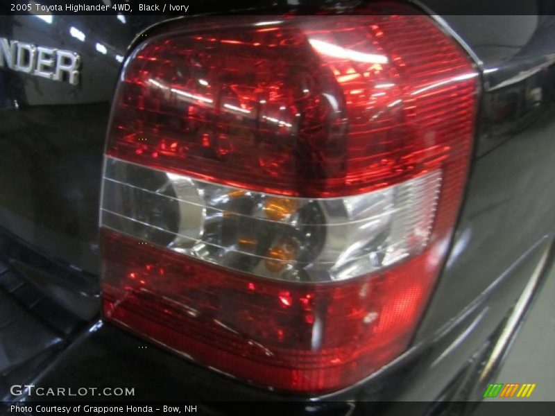 Black / Ivory 2005 Toyota Highlander 4WD