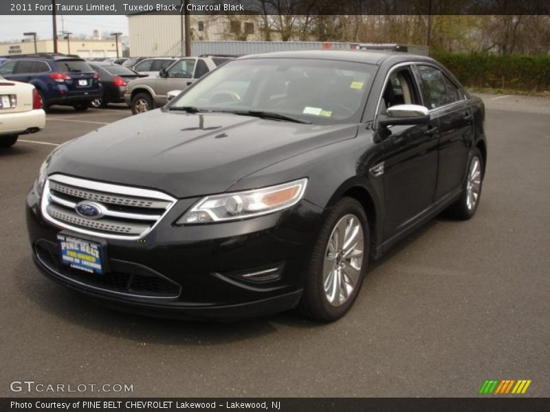 Front 3/4 View of 2011 Taurus Limited