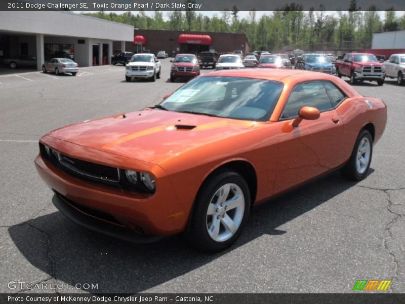 Front 3/4 View of 2011 Challenger SE