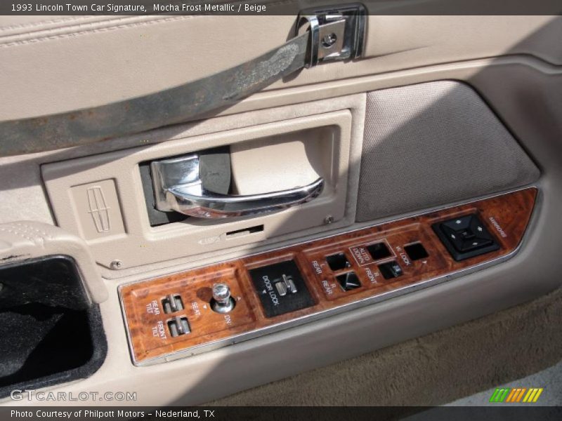 Controls of 1993 Town Car Signature