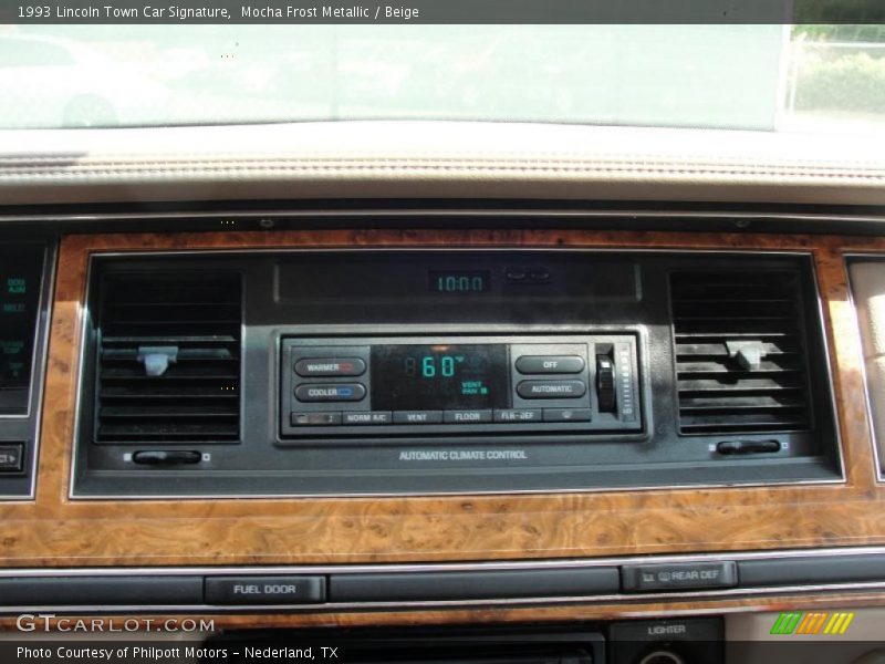 Controls of 1993 Town Car Signature