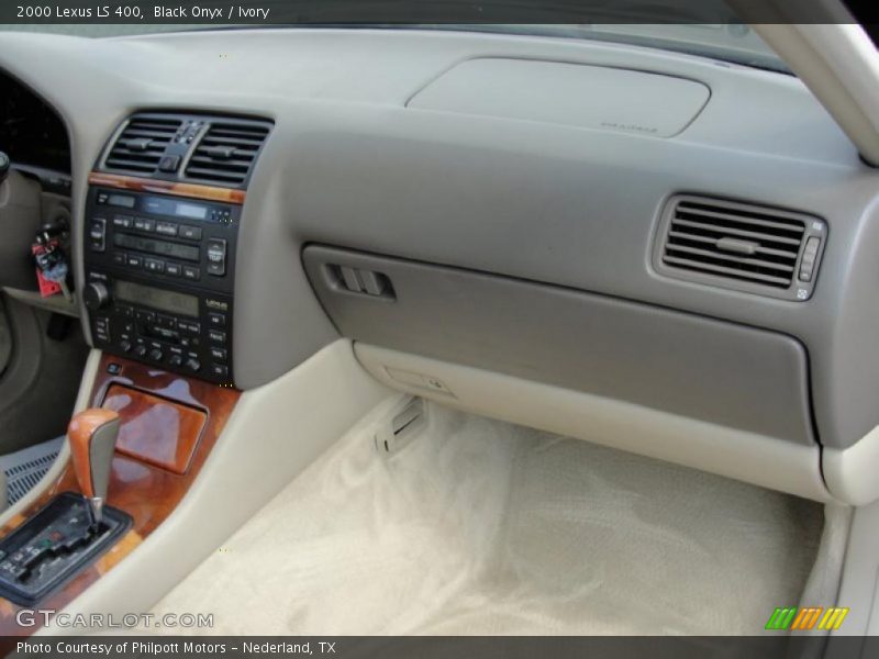 Black Onyx / Ivory 2000 Lexus LS 400