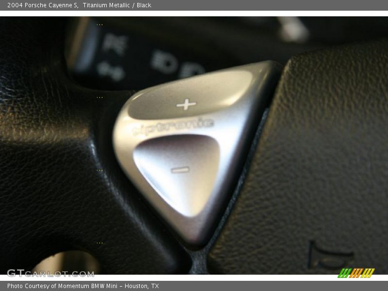 Controls of 2004 Cayenne S