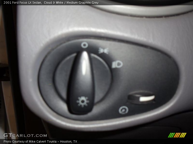 Cloud 9 White / Medium Graphite Grey 2001 Ford Focus LX Sedan