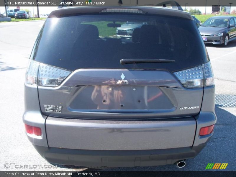 Graphite Gray Pearl / Black 2011 Mitsubishi Outlander SE