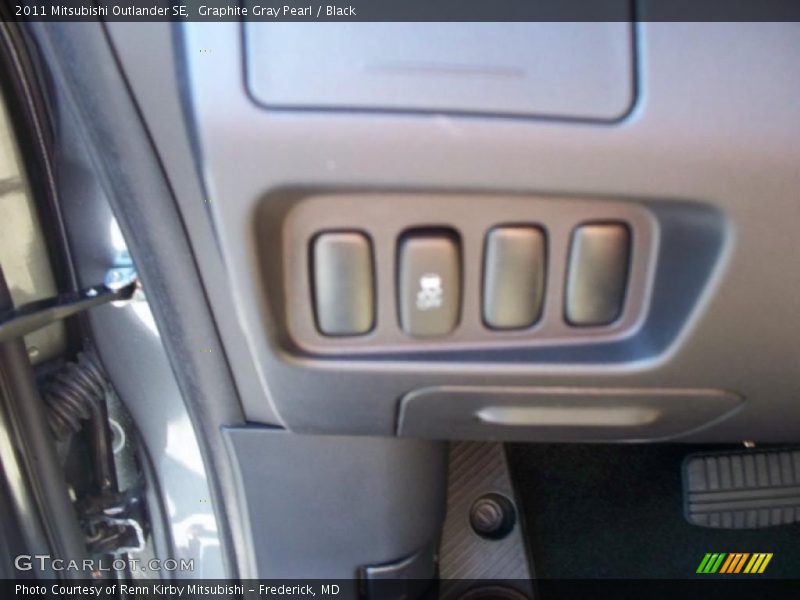 Graphite Gray Pearl / Black 2011 Mitsubishi Outlander SE